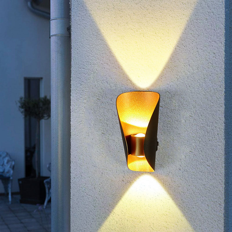 مصباح حائط LED مقاوم للماء بتصميم إبداعي وعصري وبسيط للشرفة الخارجية 