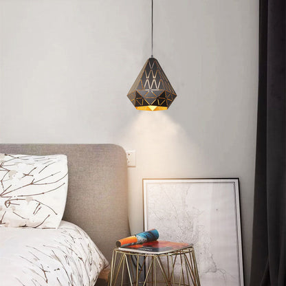 مصباح معلق مثلثي من الحديد بتصميم هندسي بسيط من Nordic Simplicity مزود بمصباح واحد 