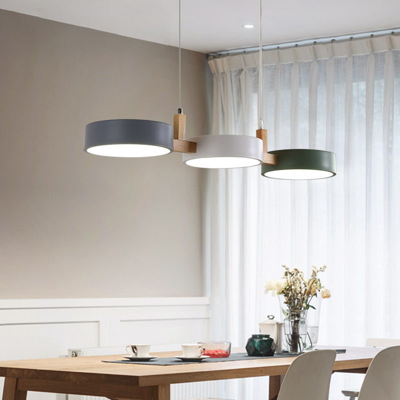 ثريا جزيرة LED معاصرة من الخشب الصلب مصنوعة من الأكريليك والمعدن بتصميم دائري على طراز الماكارون الإسكندنافي لغرفة الطعام 