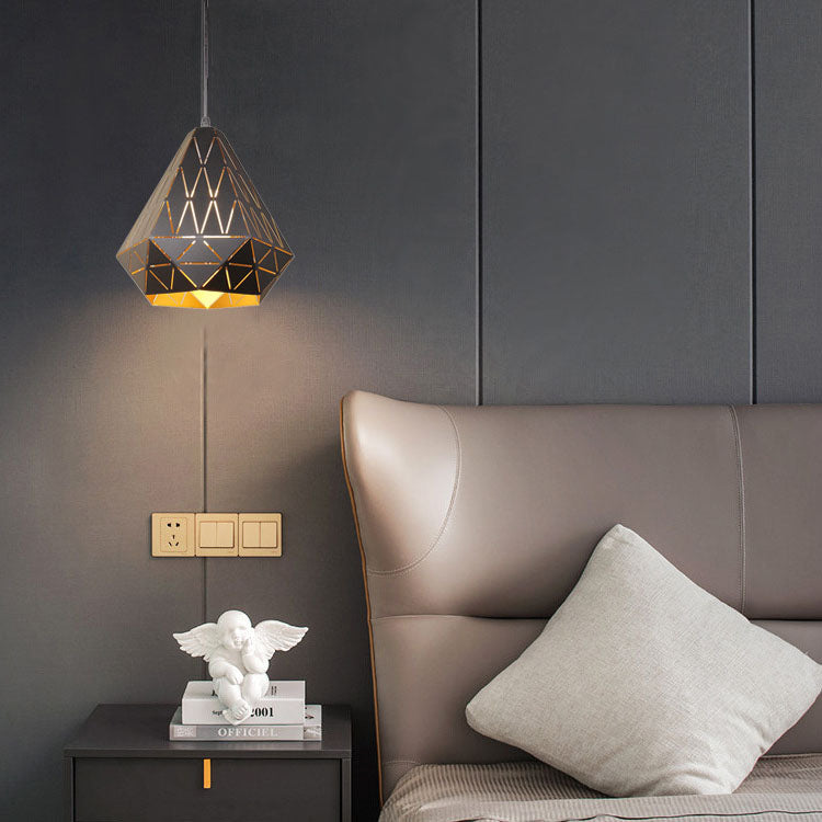 مصباح معلق مثلثي من الحديد بتصميم هندسي بسيط من Nordic Simplicity مزود بمصباح واحد 