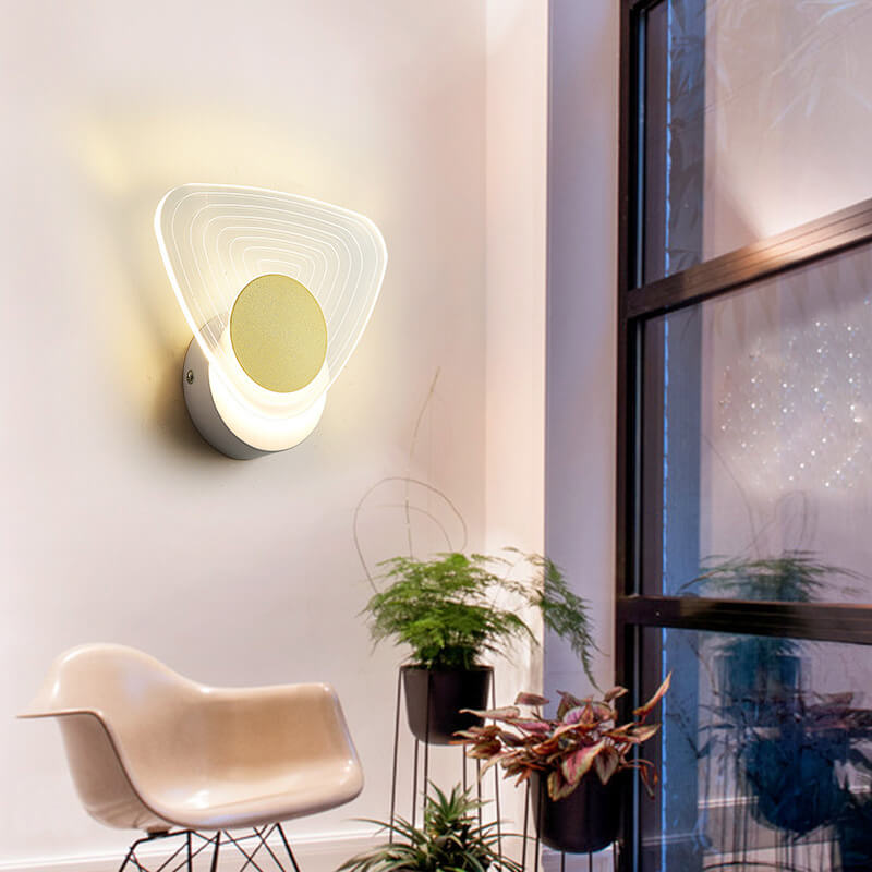 مصباح حائط LED هندسي من الأكريليك باللون الذهبي الفاخر بإضاءة عصرية 