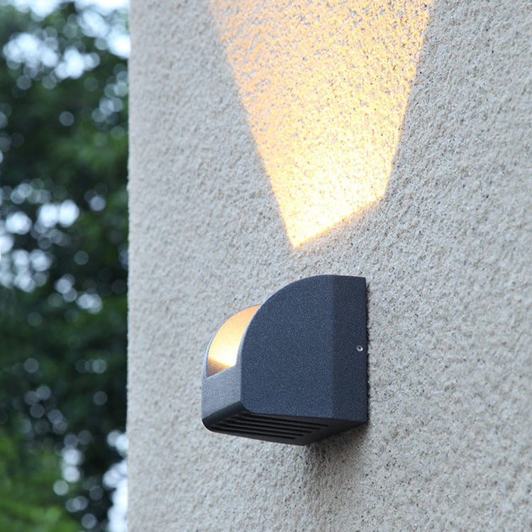 مصباح حائط LED مربع الشكل مقاوم للماء بتصميم عصري بسيط ومتوهج لأعلى ولأسفل 