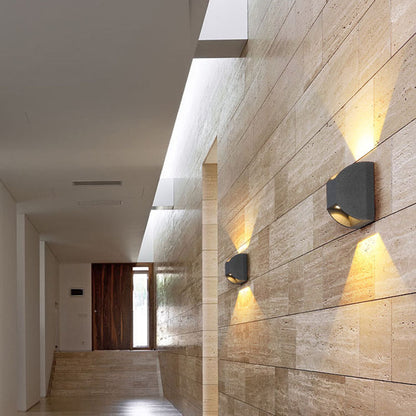 مصباح حائط LED مربع الشكل مقاوم للماء بتصميم عصري بسيط ومتوهج لأعلى ولأسفل 