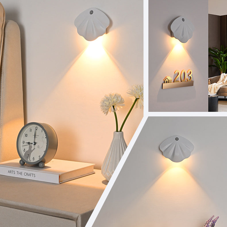 مصباح حائط LED قابل لإعادة الشحن مصنوع من مادة ABS بتصميم عصري وبسيط ومقاوم للماء للاستخدام في الفناء الخارجي