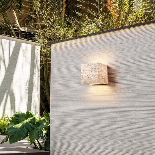 مصباح حائط LED بتصميم عصري بسيط على شكل مربع مستطيل من الترافرتين الأصفر للفناء الخارجي 