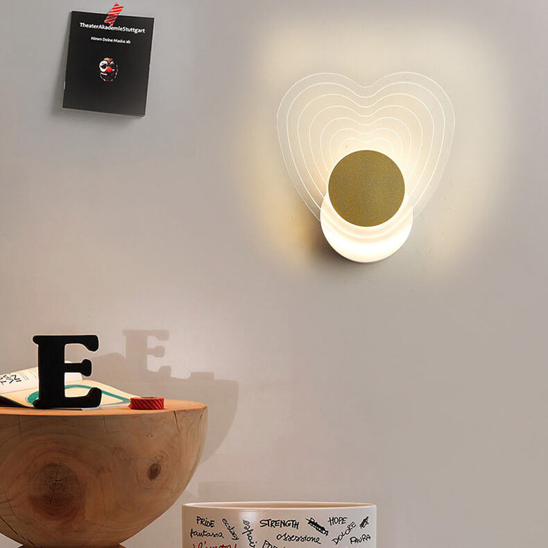 مصباح حائط LED هندسي من الأكريليك باللون الذهبي الفاخر بإضاءة عصرية 