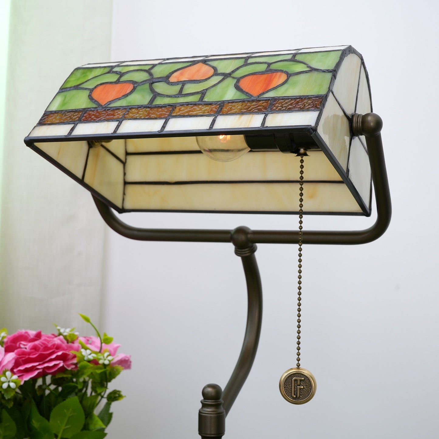 Traditional Tiffany Heart Design Stained Glass Resin Iron 1-Light Table Lamp For Bedroom