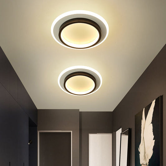 مصباح سقف LED معدني هندسي معاصر من الحديد بتصميم اسكندنافي، يُثبّت في الردهة 