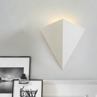 مصباح حائط LED إبداعي على شكل مثلث هندسي من الحديد الصناعي 