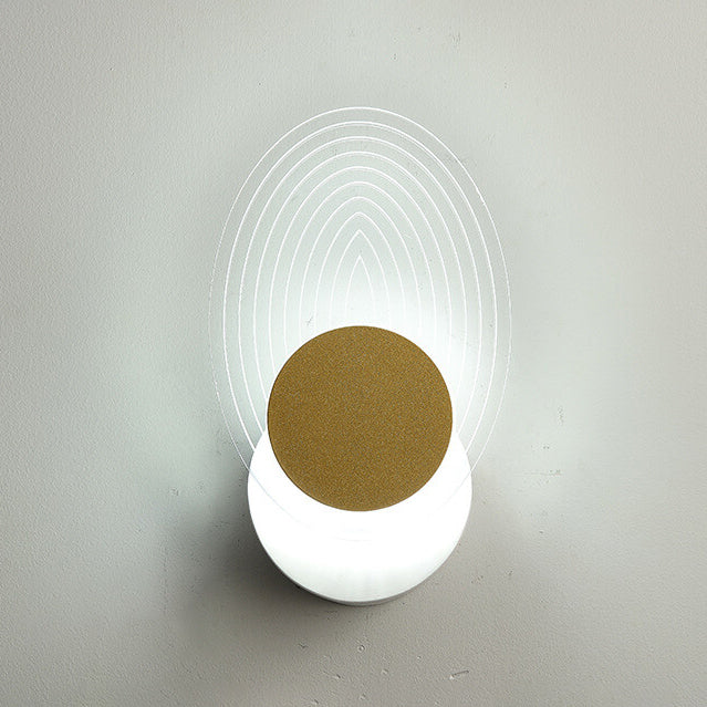 مصباح حائط LED هندسي من الأكريليك باللون الذهبي الفاخر بإضاءة عصرية 