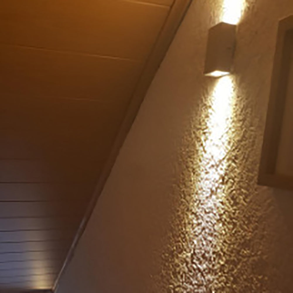 مصباح حائط LED مكعب من الألومنيوم المقاوم للماء بتصميم عصري وبسيط للفناء الخارجي 