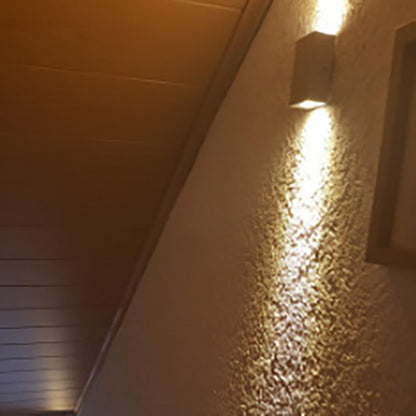 مصباح حائط LED مكعب من الألومنيوم المقاوم للماء بتصميم عصري وبسيط للفناء الخارجي 
