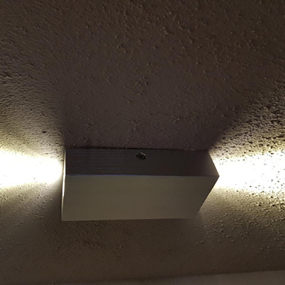 مصباح حائط LED مكعب من الألومنيوم المقاوم للماء بتصميم عصري وبسيط للفناء الخارجي 