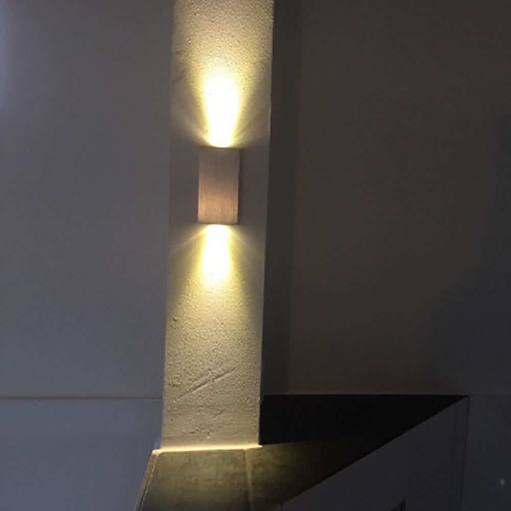 مصباح حائط LED مكعب من الألومنيوم المقاوم للماء بتصميم عصري وبسيط للفناء الخارجي 
