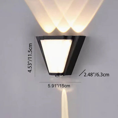 مصباح حائط LED مثلث الشكل مصنوع من الألومنيوم والأكريليك المقاوم للماء بتصميم عصري بسيط للفناء الخارجي 