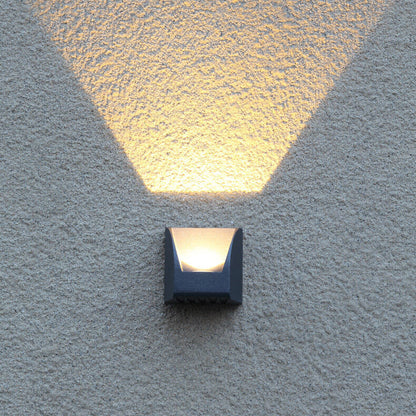 مصباح حائط LED مربع الشكل مقاوم للماء بتصميم عصري بسيط ومتوهج لأعلى ولأسفل 
