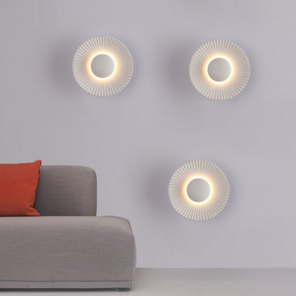 مصباح حائط LED حديث من الألومنيوم بتصميم صدفي دائري مع إضاءة واحدة 
