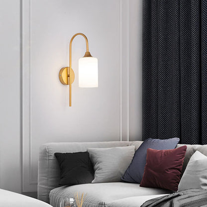 مصباح حائطي بتصميم عصري بسيط، مزود بذراع منحني، وغطاء أسطواني زجاجي، وإضاءة واحدة 