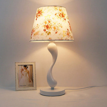 European Minimalist Fabric Curve Base 1-Light Table Lamp