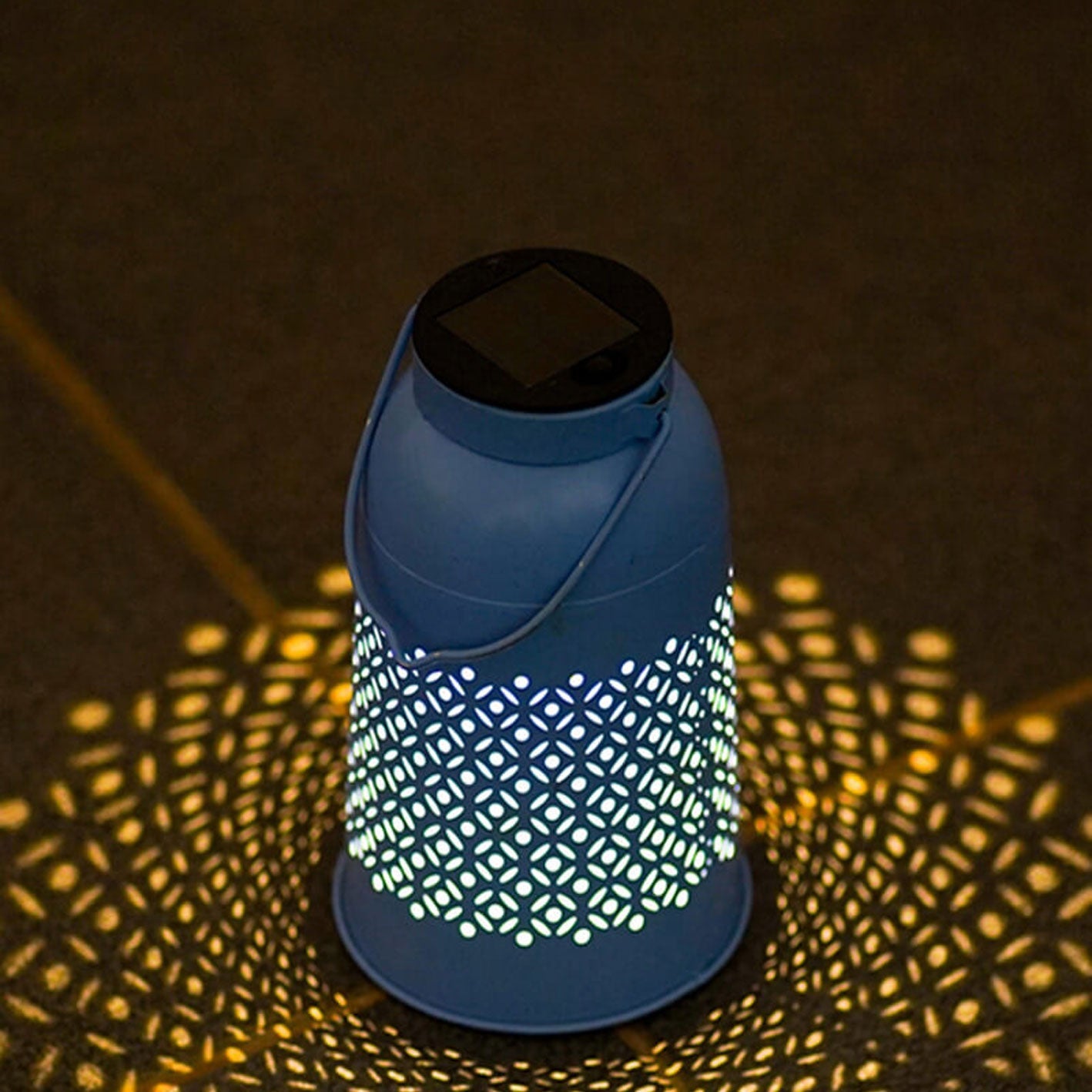 ضوء LED خارجي مزخرف بنمط مجوف على شكل زجاجة مياه تعمل بالطاقة الشمسية 