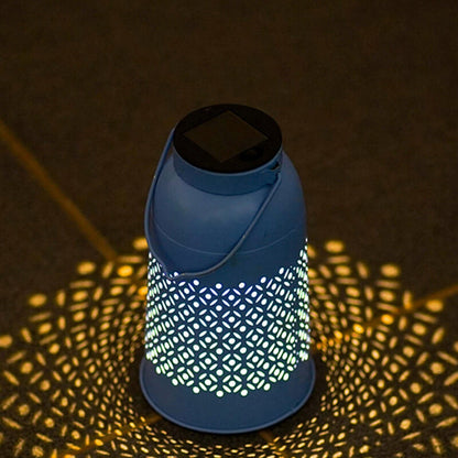 ضوء LED خارجي مزخرف بنمط مجوف على شكل زجاجة مياه تعمل بالطاقة الشمسية 