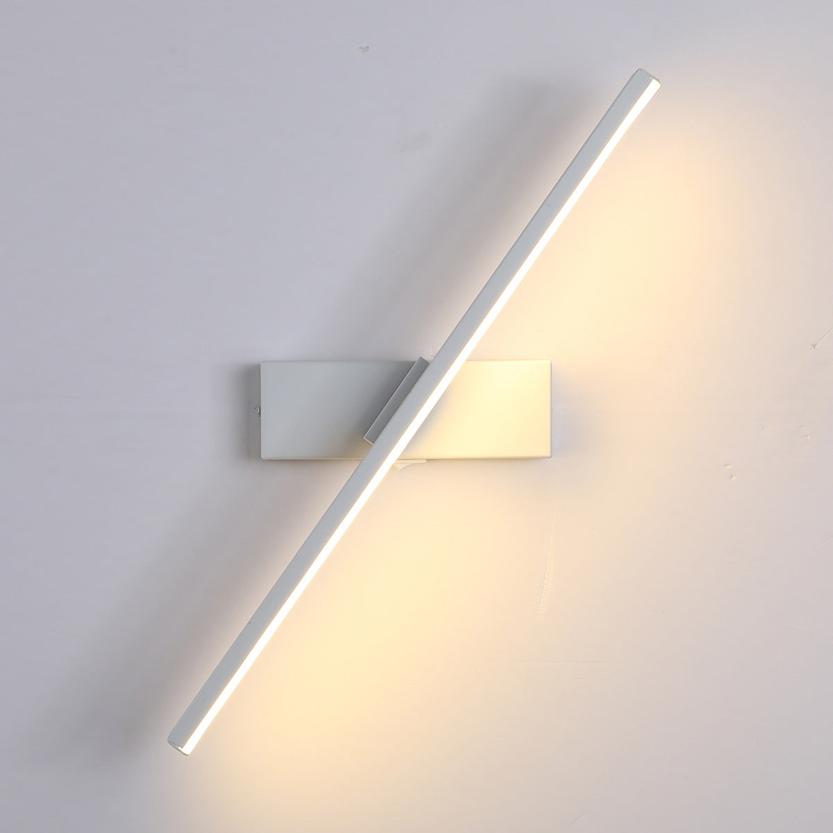 مصباح حائط LED مستطيل الشكل مصنوع من الألومنيوم والحديد والسيليكون بتصميم عصري بسيط لغرفة النوم 