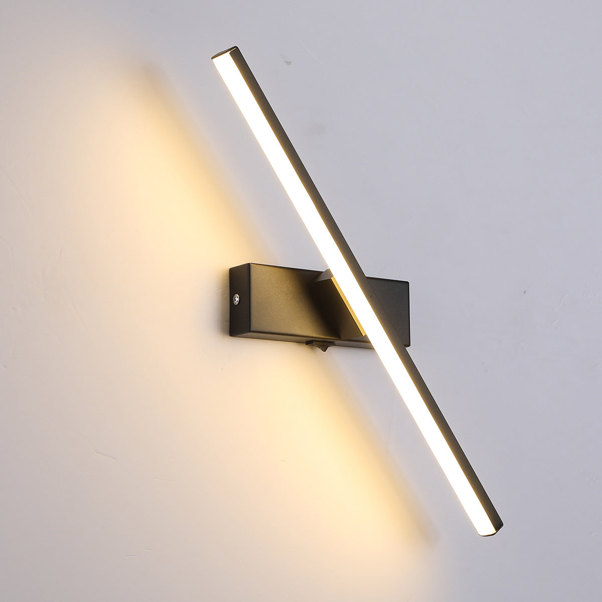 مصباح حائط LED مستطيل الشكل مصنوع من الألومنيوم والحديد والسيليكون بتصميم عصري بسيط لغرفة النوم 