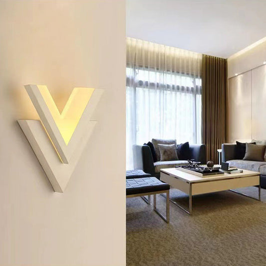 مصباح حائط LED مصنوع من الأكريليك على شكل حرف V بتصميم عصري بسيط لغرفة النوم 