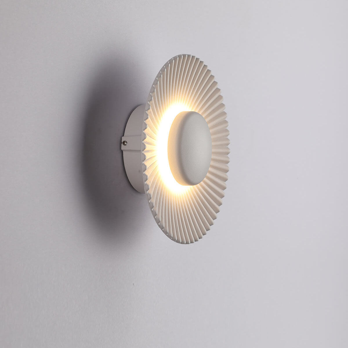 مصباح حائط LED حديث من الألومنيوم بتصميم صدفي دائري مع إضاءة واحدة 