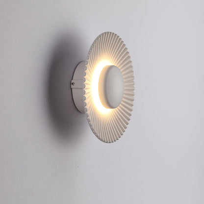 مصباح حائط LED حديث من الألومنيوم بتصميم صدفي دائري مع إضاءة واحدة 