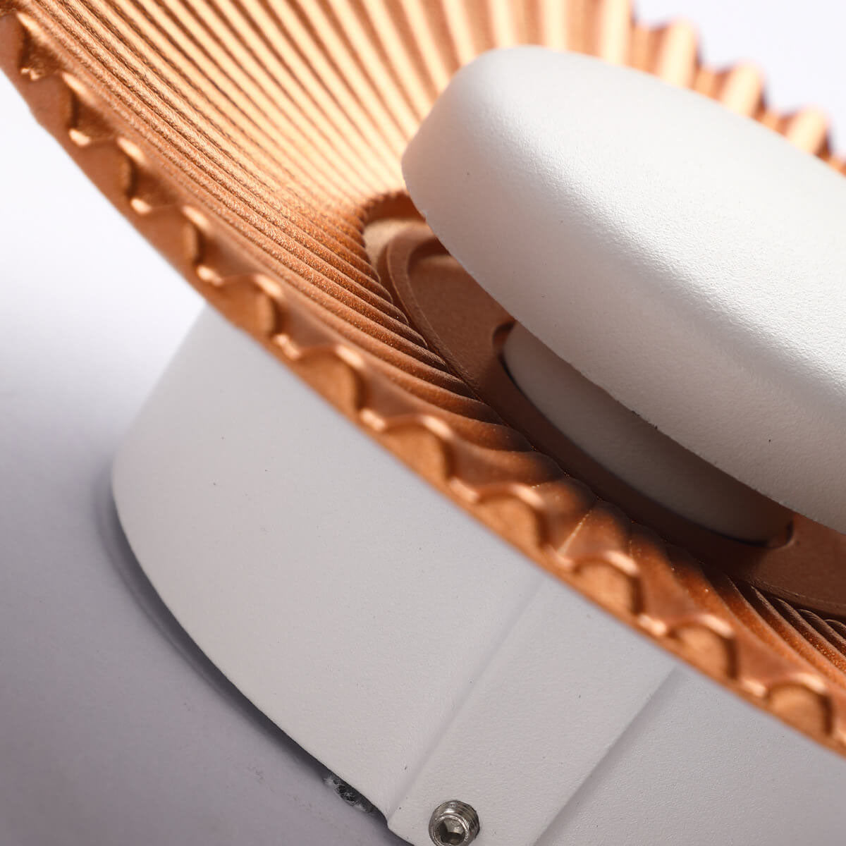 مصباح حائط LED حديث من الألومنيوم بتصميم صدفي دائري مع إضاءة واحدة 