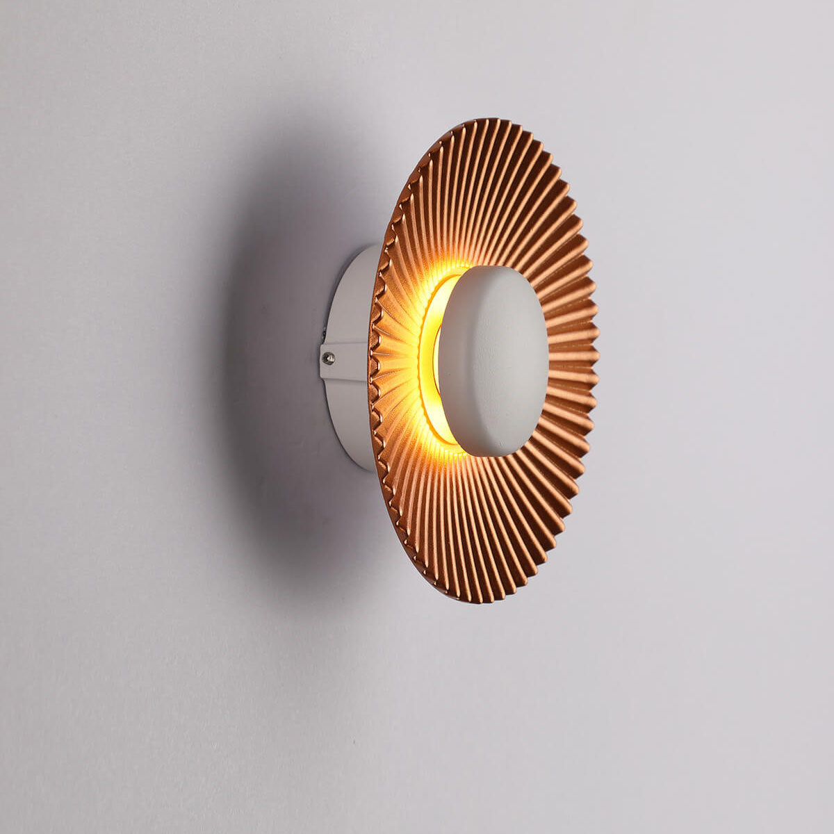 مصباح حائط LED حديث من الألومنيوم بتصميم صدفي دائري مع إضاءة واحدة 