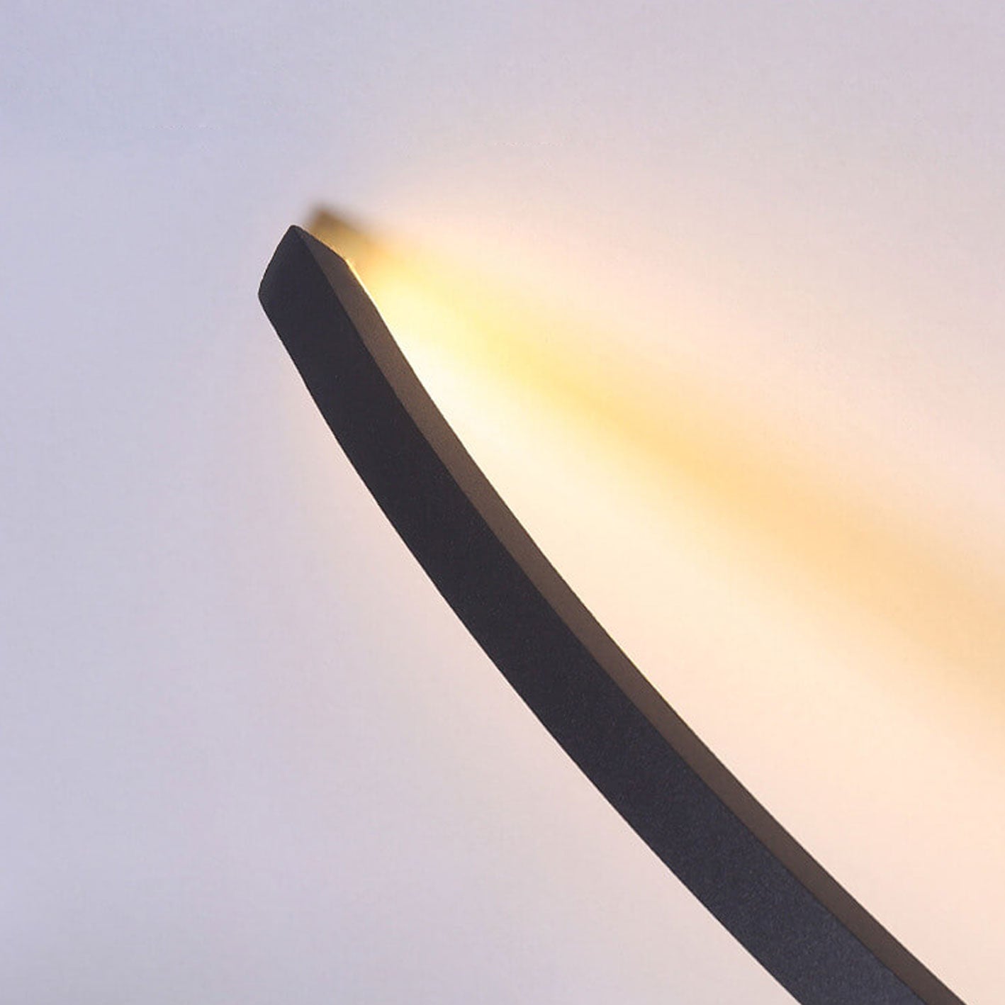 مصباح حائط LED من الحديد الأكريليكي بتصميم قوسي بسيط على الطراز الاسكندنافي 