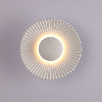 مصباح حائط LED حديث من الألومنيوم بتصميم صدفي دائري مع إضاءة واحدة 