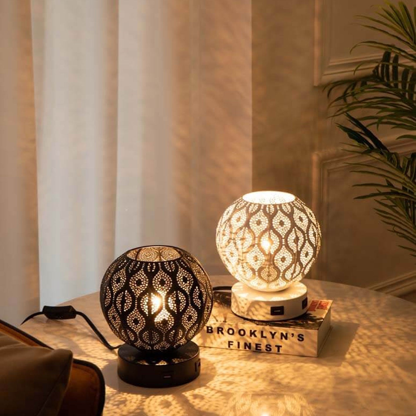 Creative Spherical Metal Projection 1-Light Decorative Table Lamp
