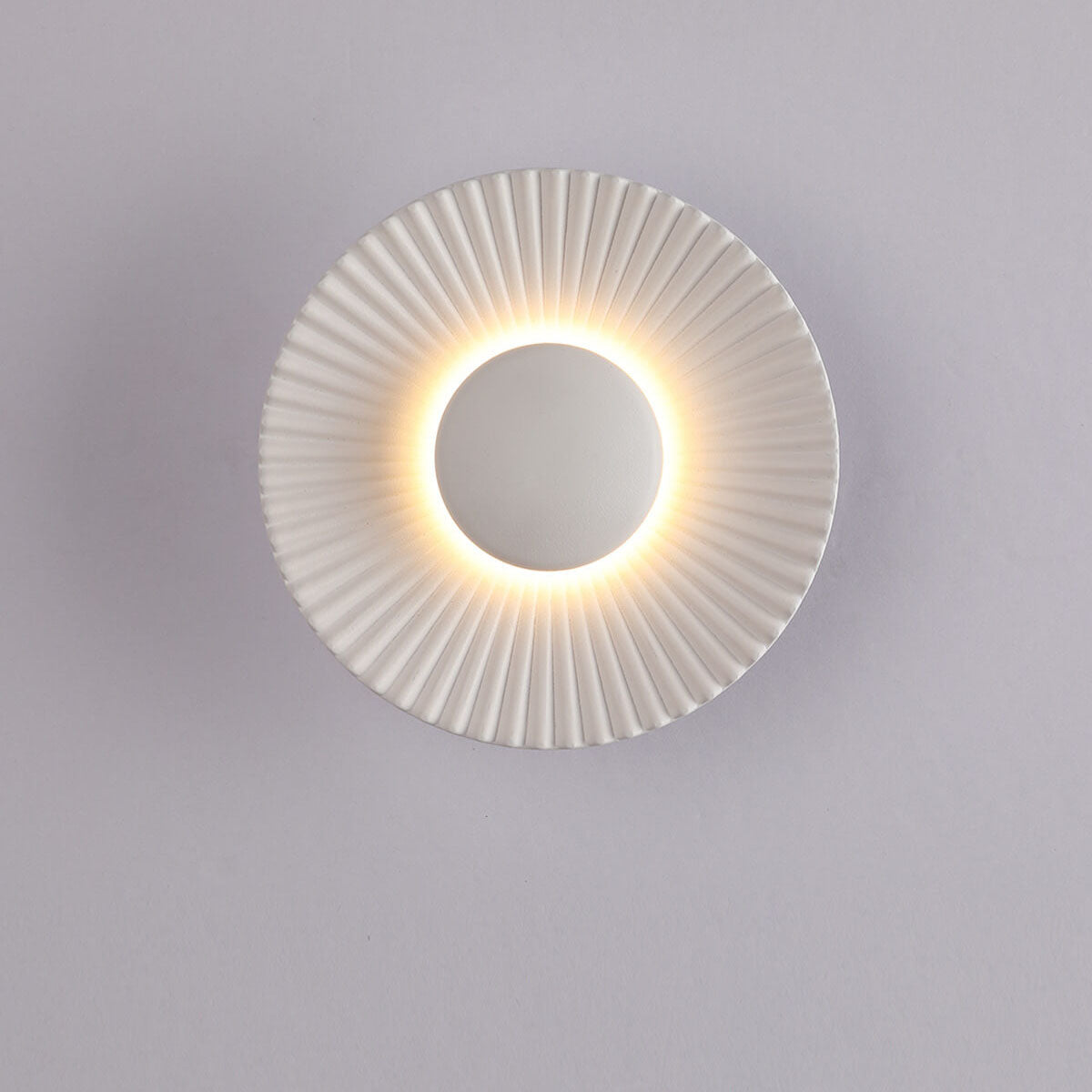 مصباح حائط LED حديث من الألومنيوم بتصميم صدفي دائري مع إضاءة واحدة 