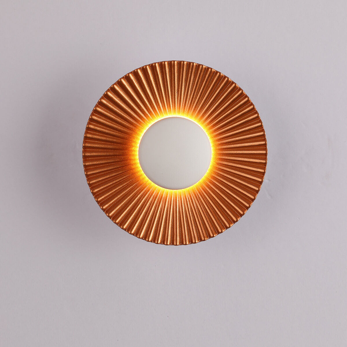 مصباح حائط LED حديث من الألومنيوم بتصميم صدفي دائري مع إضاءة واحدة 
