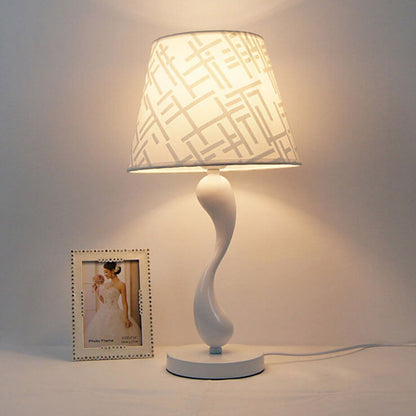 European Minimalist Fabric Curve Base 1-Light Table Lamp
