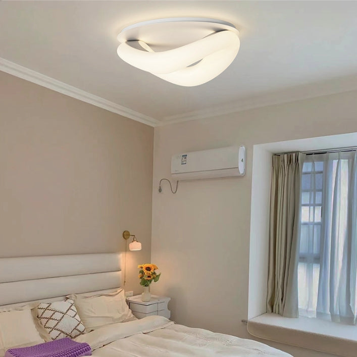 مصباح سقف LED بتصميم عصري بسيط من البولي إيثيلين المموج ذو حلقة مثبتة في السقف لغرفة النوم