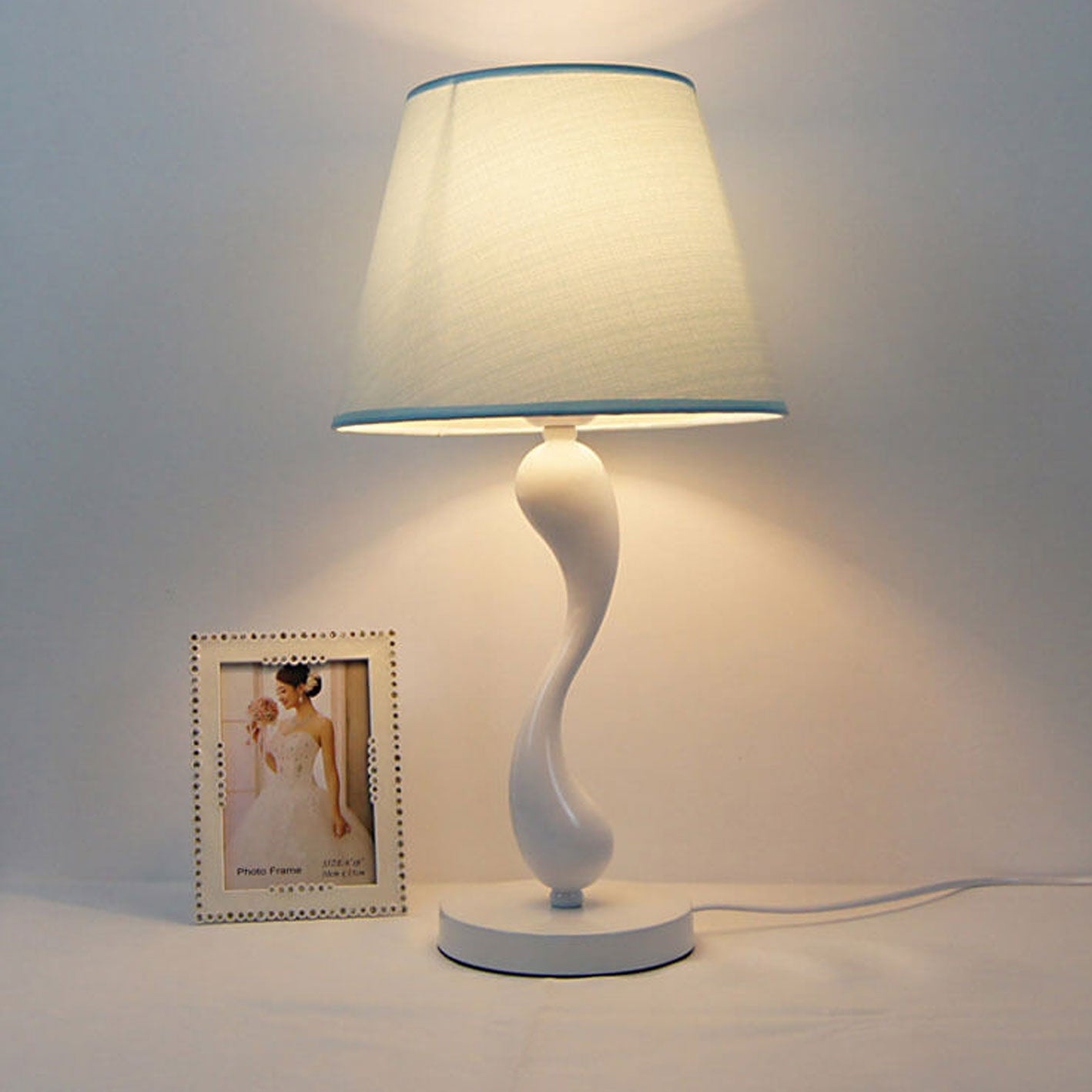 European Minimalist Fabric Curve Base 1-Light Table Lamp