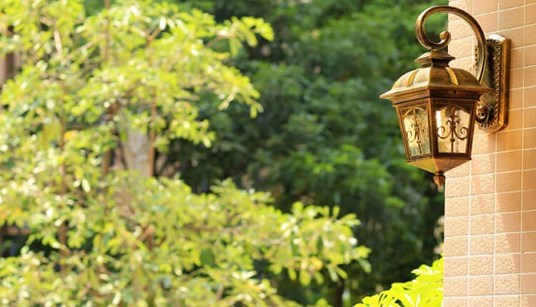 مصباح حائط خارجي مقاوم للماء على شكل فانوس مربع عتيق على الطراز الأوروبي 