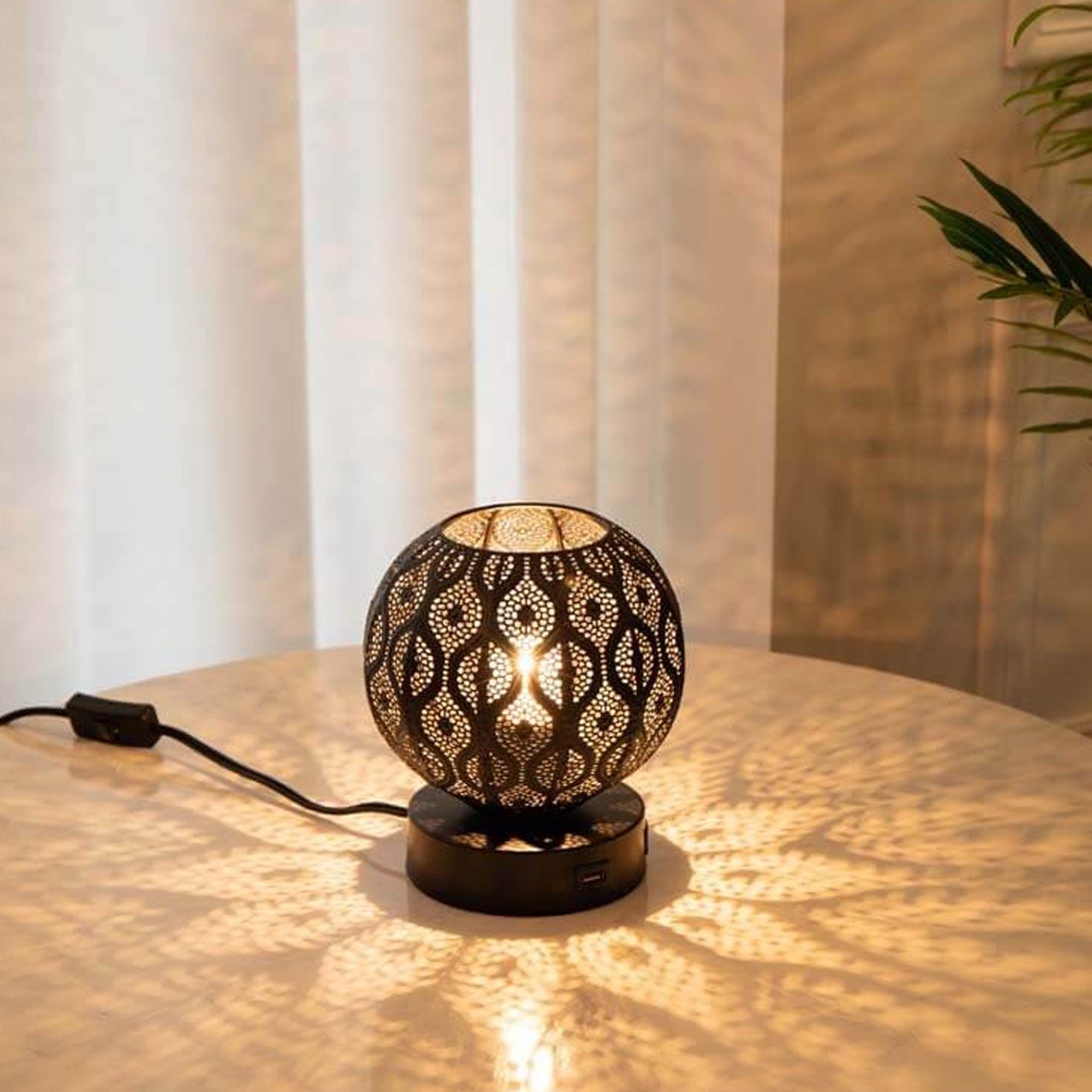 Creative Spherical Metal Projection 1-Light Decorative Table Lamp