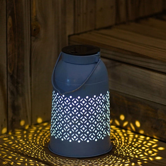 ضوء LED خارجي مزخرف بنمط مجوف على شكل زجاجة مياه تعمل بالطاقة الشمسية 