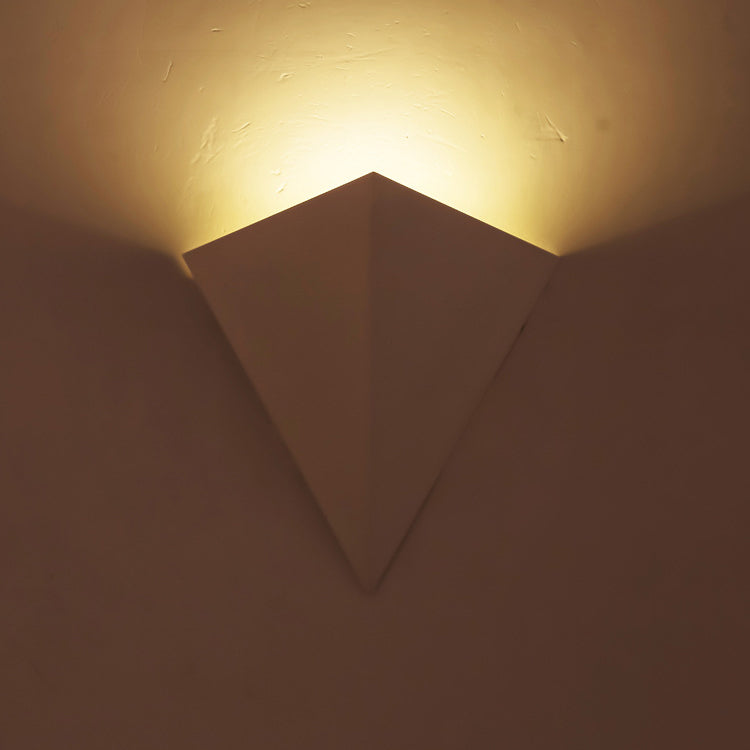 مصباح حائط LED إبداعي على شكل مثلث هندسي من الحديد الصناعي 