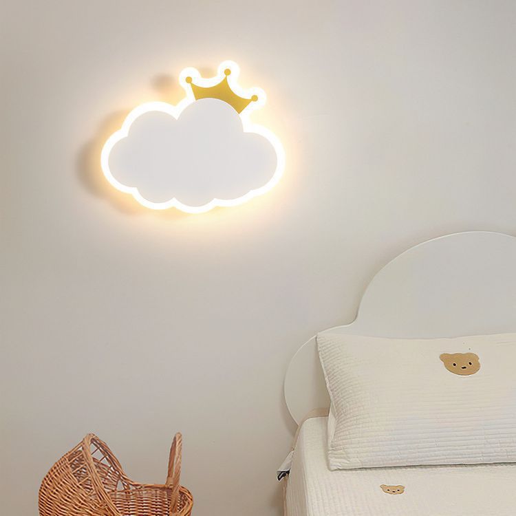 مصباح حائط LED من الأكريليك والحديد بتصميم بسيط وعصري على شكل غيوم بجانب السرير 