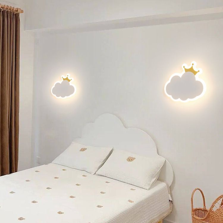 مصباح حائط LED من الأكريليك والحديد بتصميم بسيط وعصري على شكل غيوم بجانب السرير 