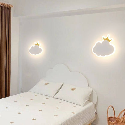 مصباح حائط LED من الأكريليك والحديد بتصميم بسيط وعصري على شكل غيوم بجانب السرير 