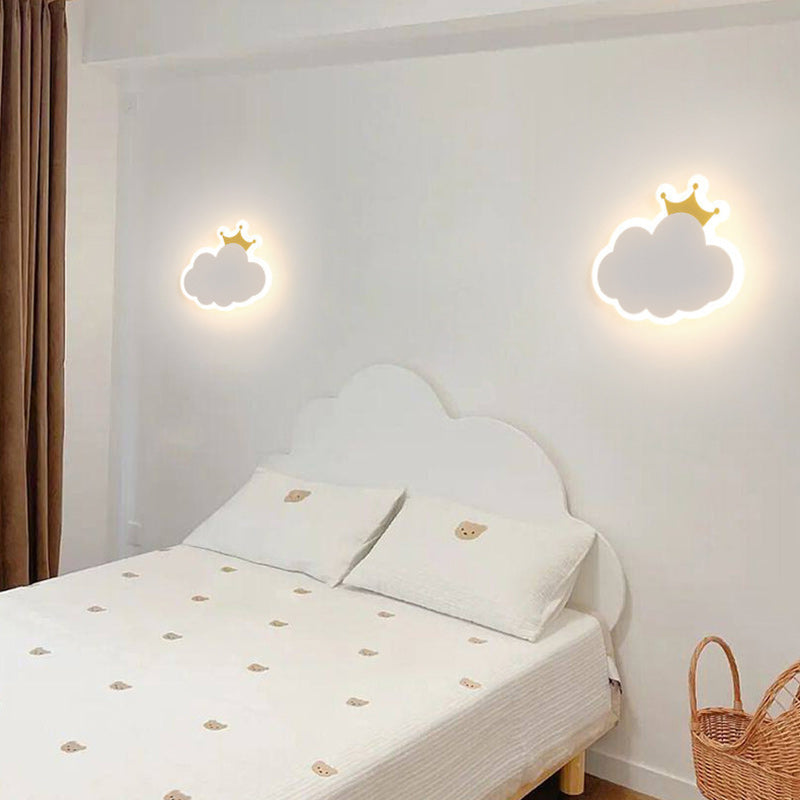 مصباح حائط LED من الأكريليك والحديد بتصميم بسيط وعصري على شكل غيوم بجانب السرير 