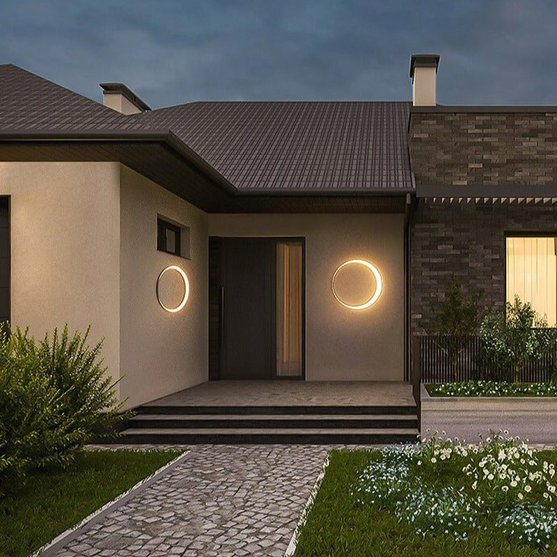 مصباح حائط LED مصنوع من الفولاذ المقاوم للصدأ المقاوم للماء بتصميم دائري بسيط عصري للفناء الخارجي 