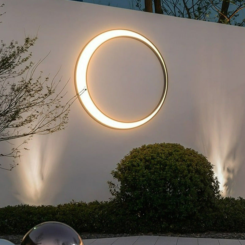 مصباح حائط LED مصنوع من الفولاذ المقاوم للصدأ المقاوم للماء بتصميم دائري بسيط عصري للفناء الخارجي 